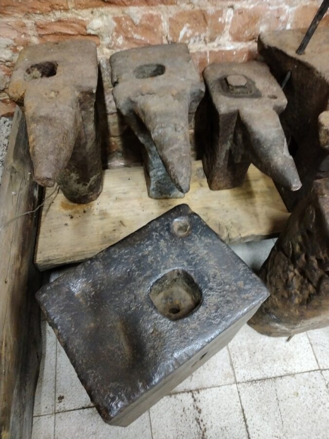 В Музей гвоздарей под Тверью привезли самый тяжелый экспонат