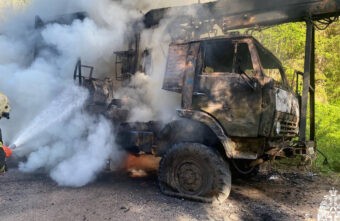 В Тверской области на ходу загорелся лесовоз В Тверской области на ходу загорелся лесовоз