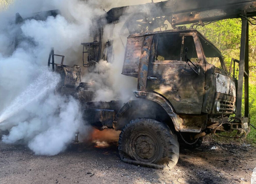 В Тверской области на ходу загорелся лесовоз