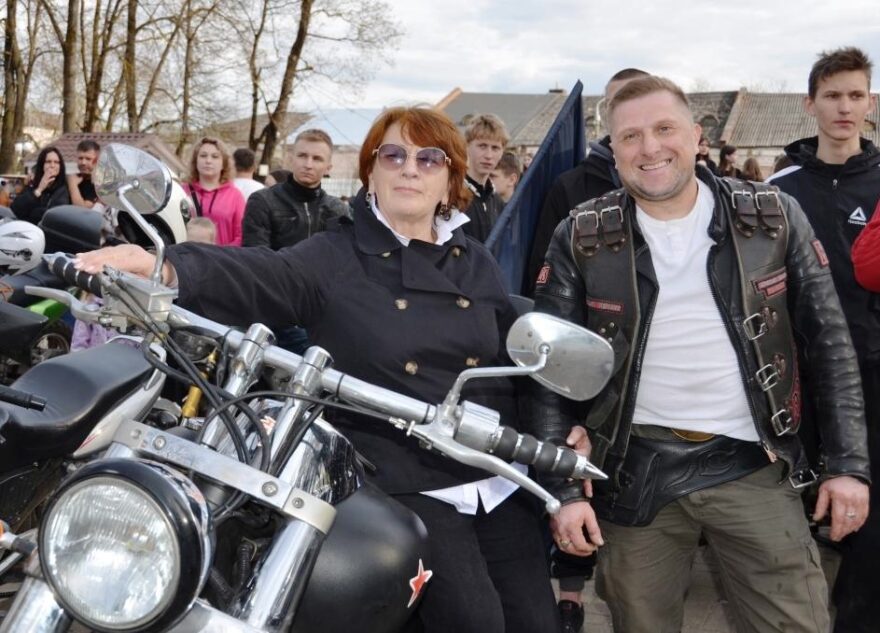 В Вышнем Волочке открыли мотосезон покатушками в Венециановском сквере