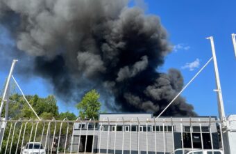 В Твери ликвидируют серьёзный пожар на улице Спартака В Твери ликвидируют серьёзный пожар на улице Спартака