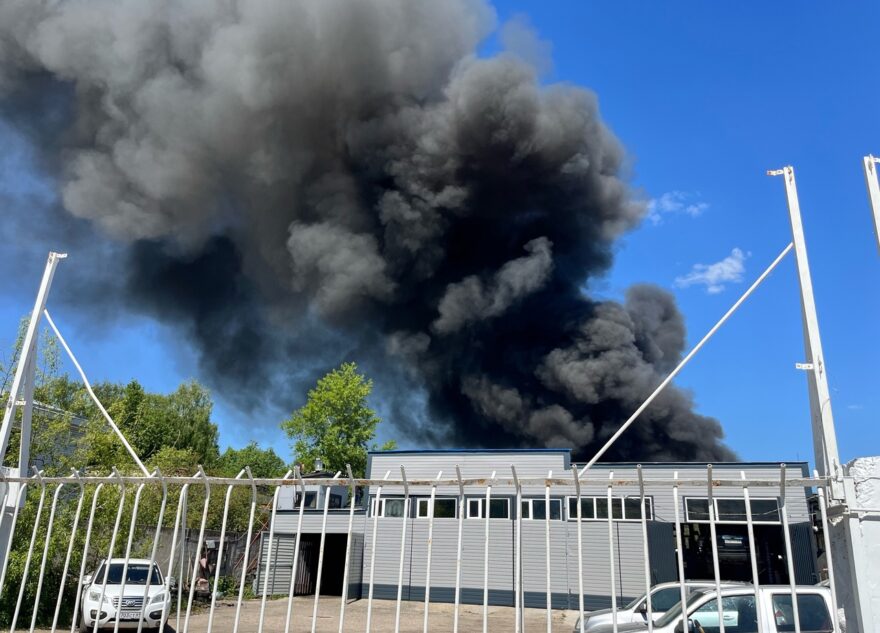В Твери ликвидируют серьёзный пожар на улице Спартака
