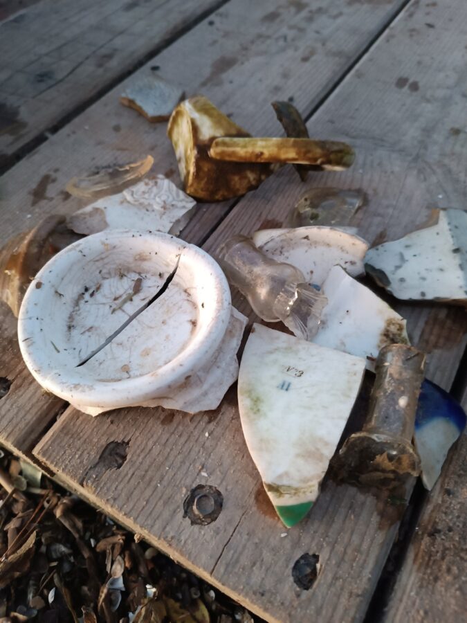 Волжская вода выносит остатки затопленного города в Тверской области