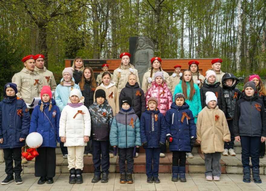 Школьники провели митинг на городском кладбище в Тверской области