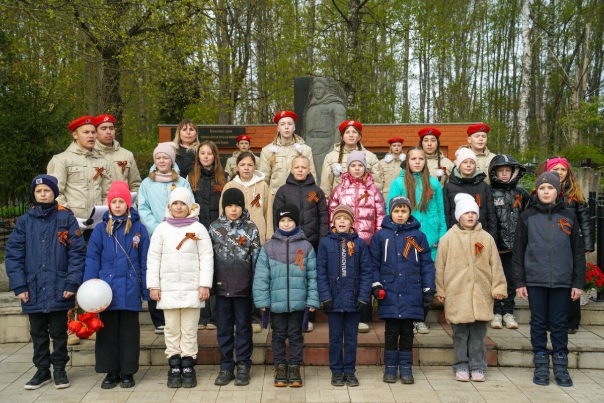 Школьники провели митинг на городском кладбище в Тверской области