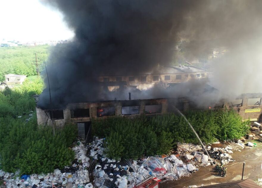 Появились новые кадры тушения пожара на улице Спартака в Твери