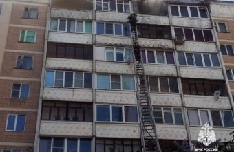 В Твери тушат пожар на балконе жилого дома