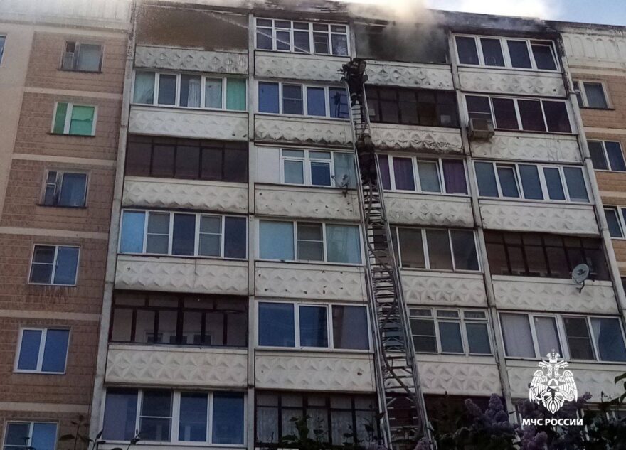 В Твери тушат пожар на балконе жилого дома