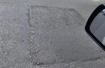 На эстакаде в Тверской области круглую дыру заделали квадратом