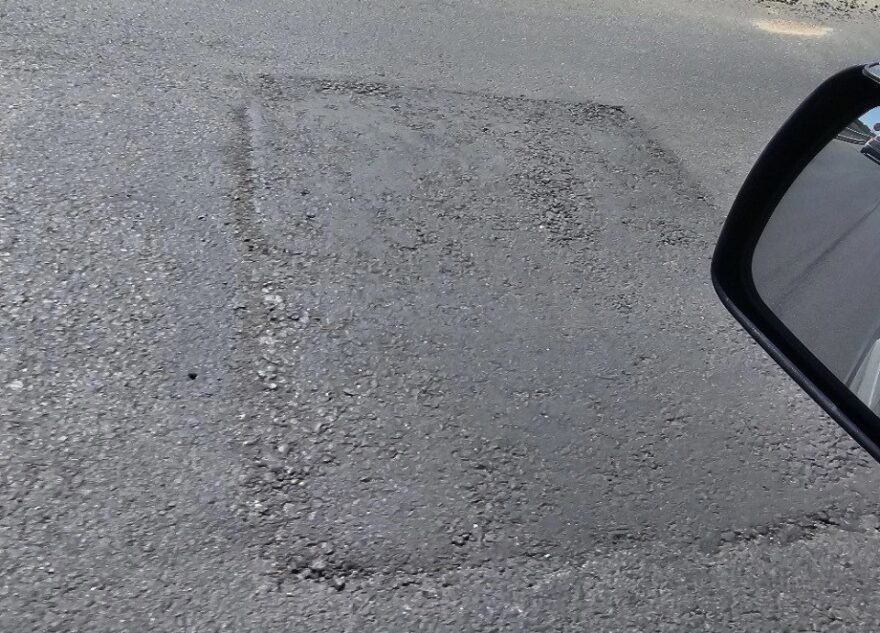 На эстакаде в Тверской области круглую дыру заделали квадратом