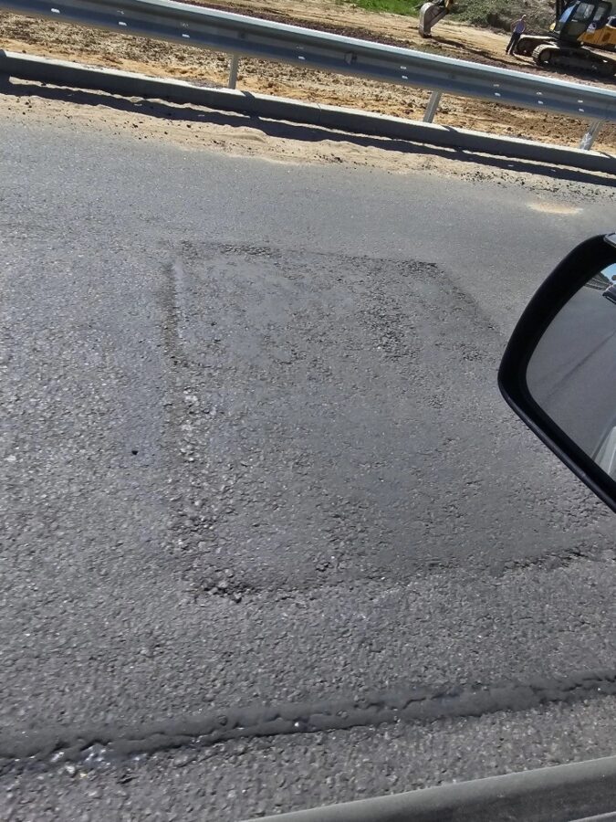 На эстакаде в Тверской области круглую дыру заделали квадратом