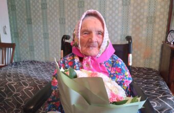Губернатор Игорь Руденя поздравил со 102-летием ветерана Великой Отечественной войны Александру Кустову