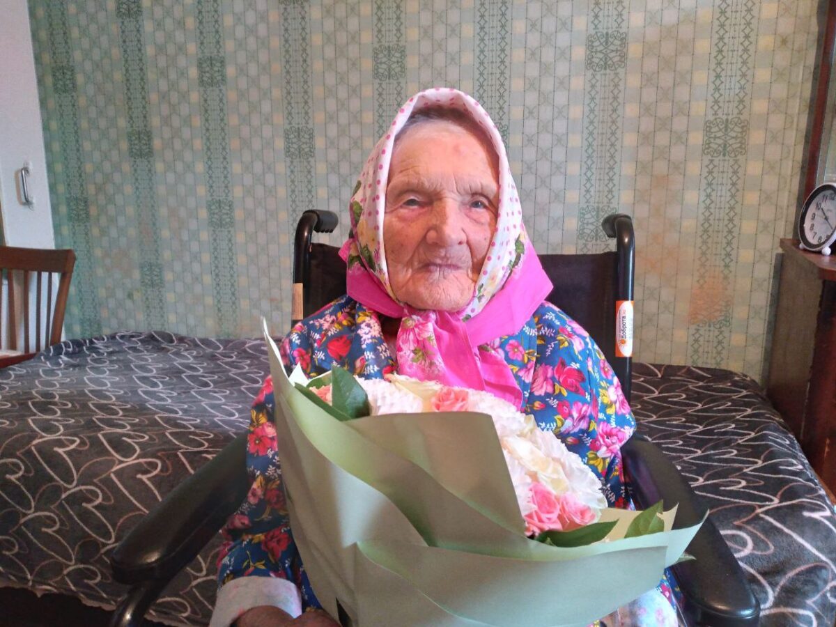 Губернатор Игорь Руденя поздравил со 102-летием ветерана Великой Отечественной войны Александру Кустову