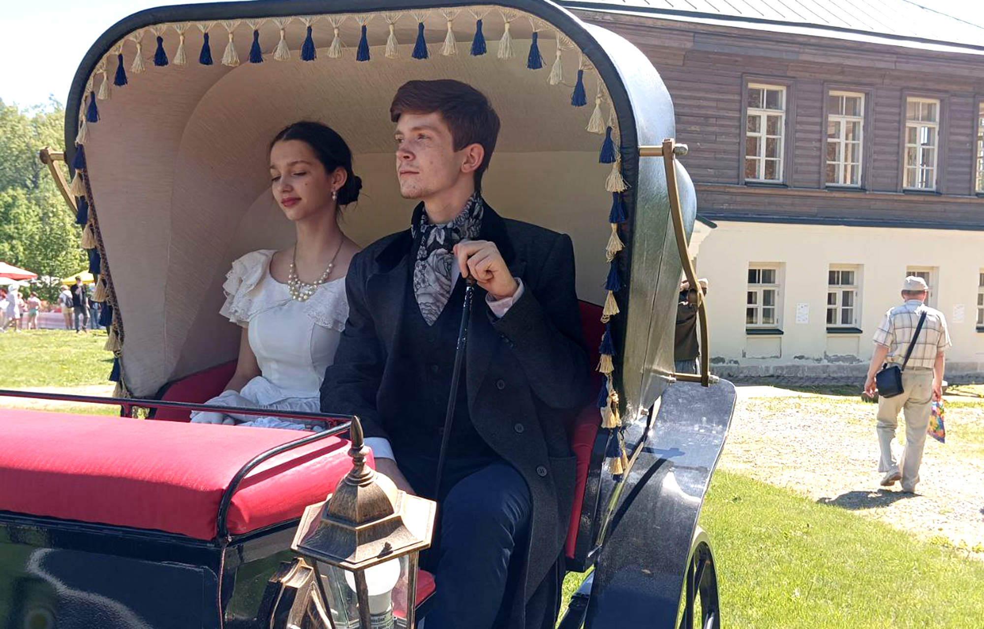 Праздник «Сиреневое Домотканово» в Тверской области посвятили художнику Владимиру Дервизу