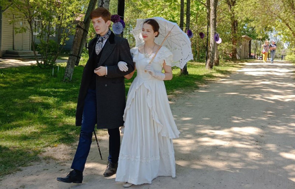 Праздник «Сиреневое Домотканово» в Тверской области посвятили художнику Владимиру Дервизу