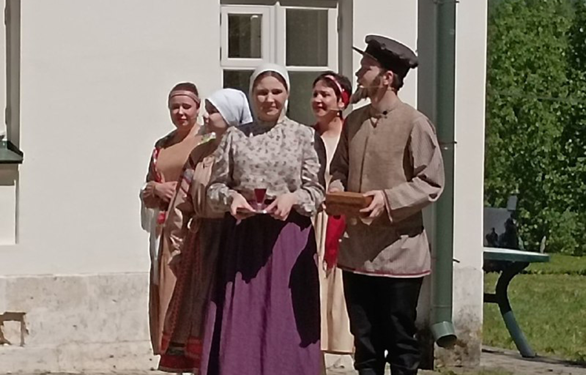 Праздник «Сиреневое Домотканово» в Тверской области посвятили художнику Владимиру Дервизу