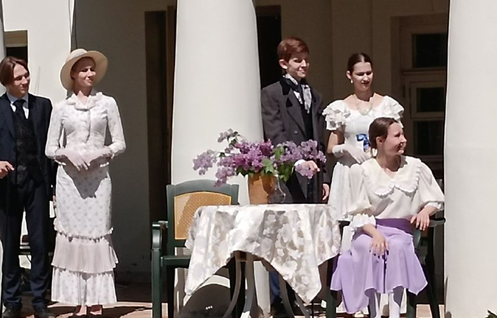 Праздник «Сиреневое Домотканово» в Тверской области посвятили художнику Владимиру Дервизу