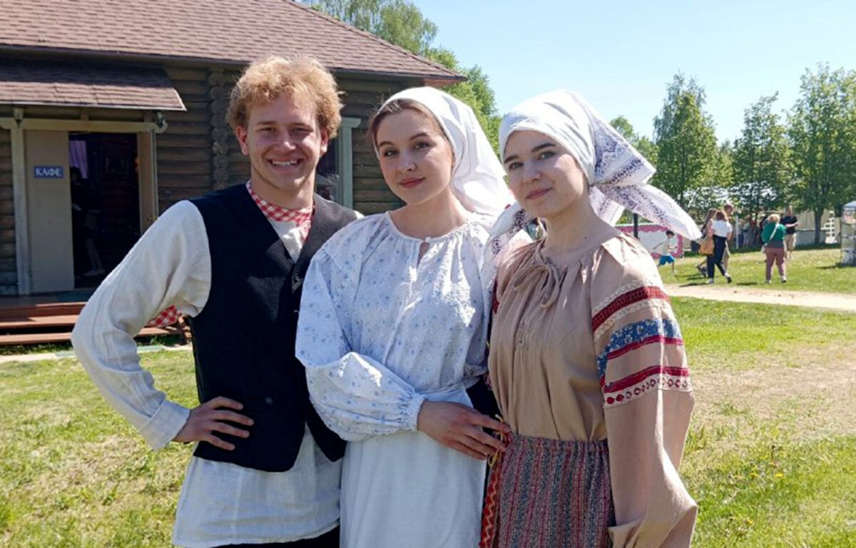 Праздник «Сиреневое Домотканово» в Тверской области посвятили художнику Владимиру Дервизу