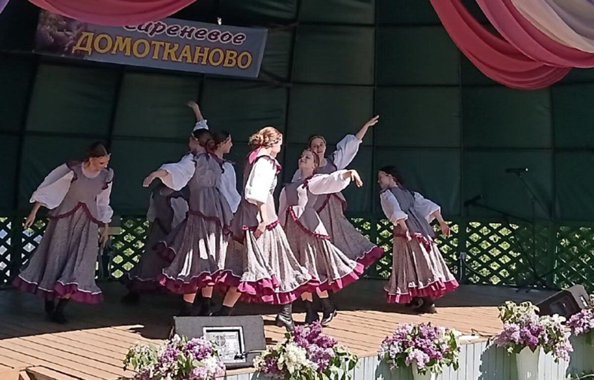 Праздник «Сиреневое Домотканово» в Тверской области посвятили художнику Владимиру Дервизу