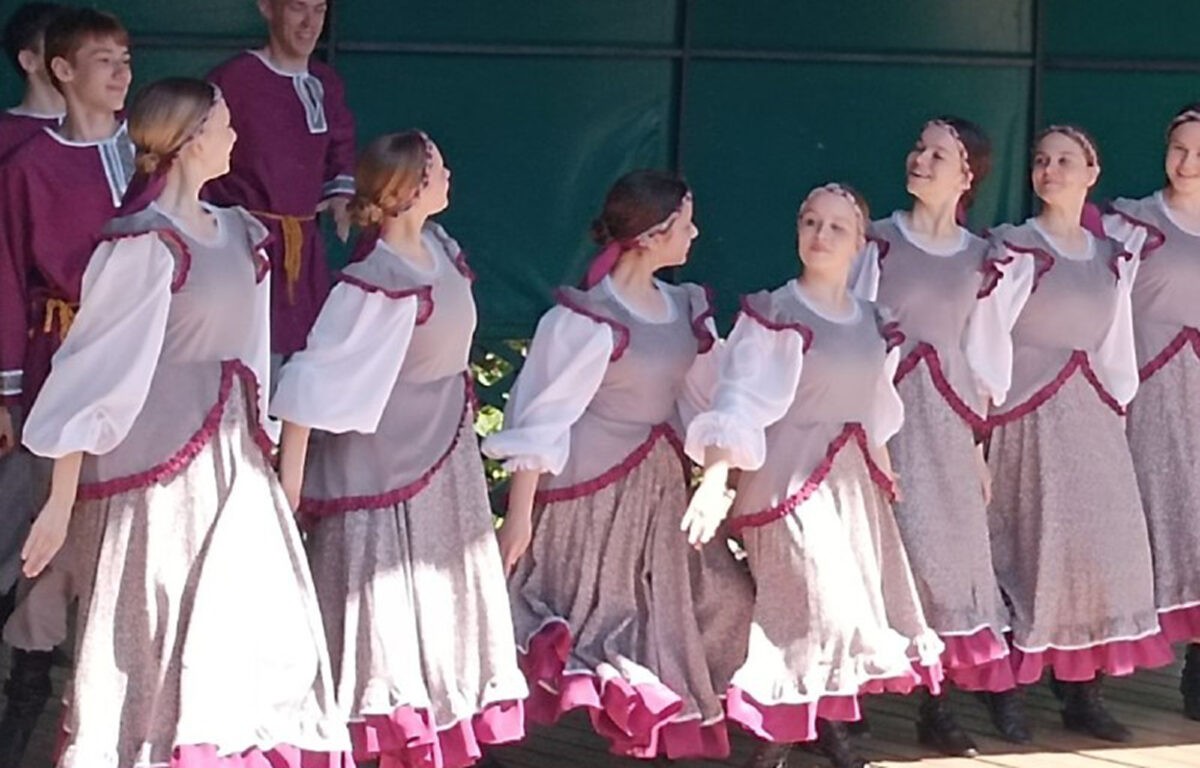 Праздник «Сиреневое Домотканово» в Тверской области посвятили художнику Владимиру Дервизу