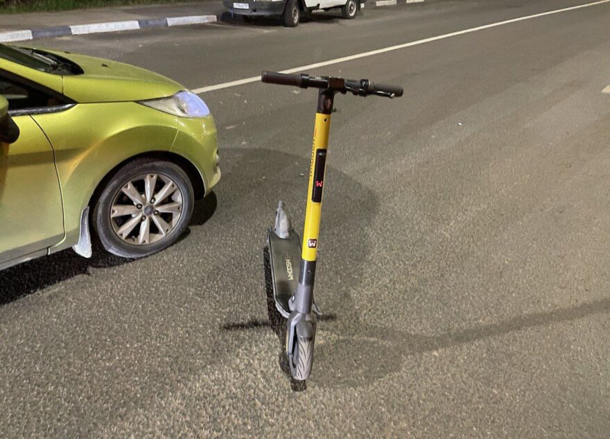 В Твери 19-летний электросамокатчик попал под машину