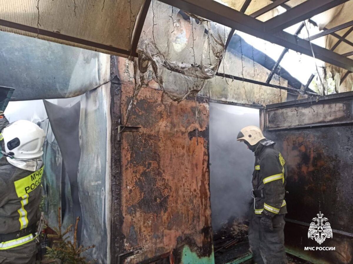 В Твери загорелась хозпостройка