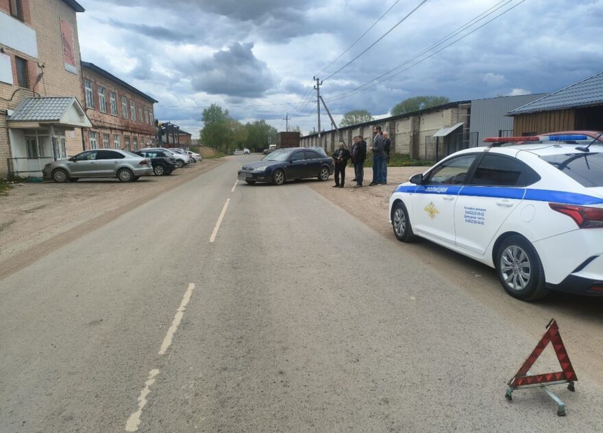 В Твери под колеса иномарки попала женщина