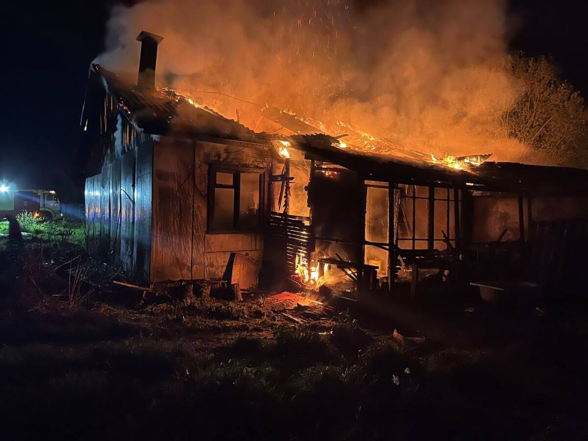 По факту гибели двоих человек при пожаре в Тверской области проводится проверка