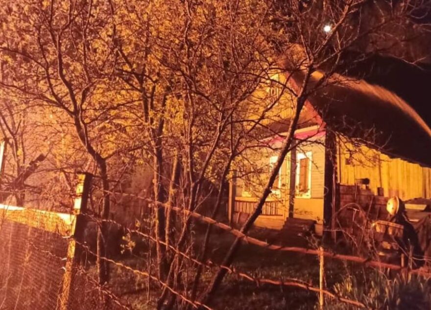 Ночью в Тверской области загорелся нежилой дом