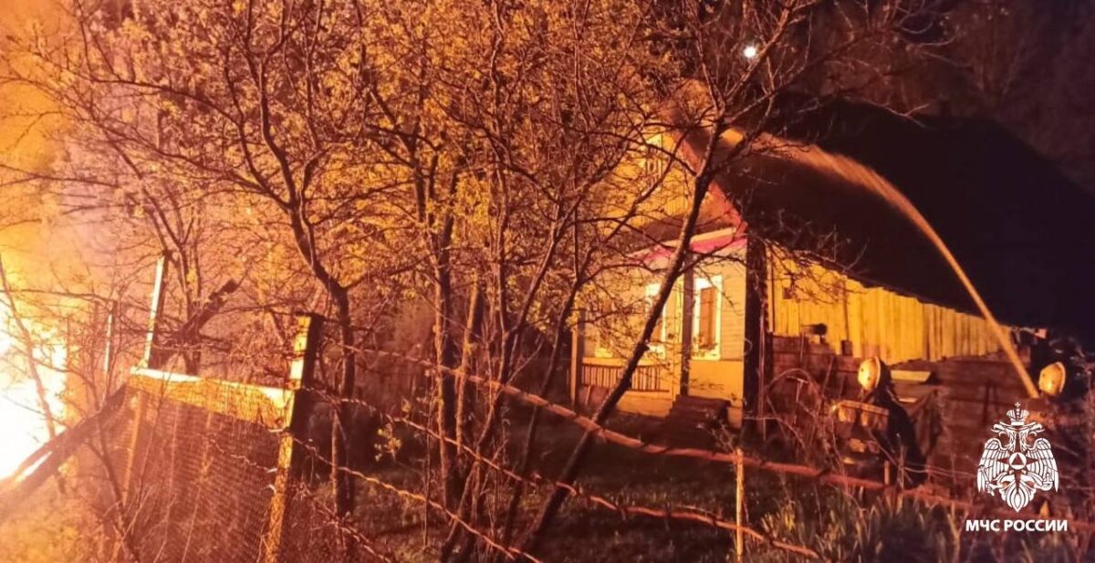 Ночью в Тверской области загорелся нежилой дом