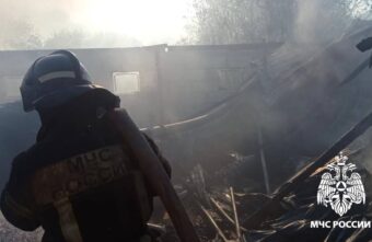 В Твери сотрудники МЧС потушили полыхающие хозяйственные постройки