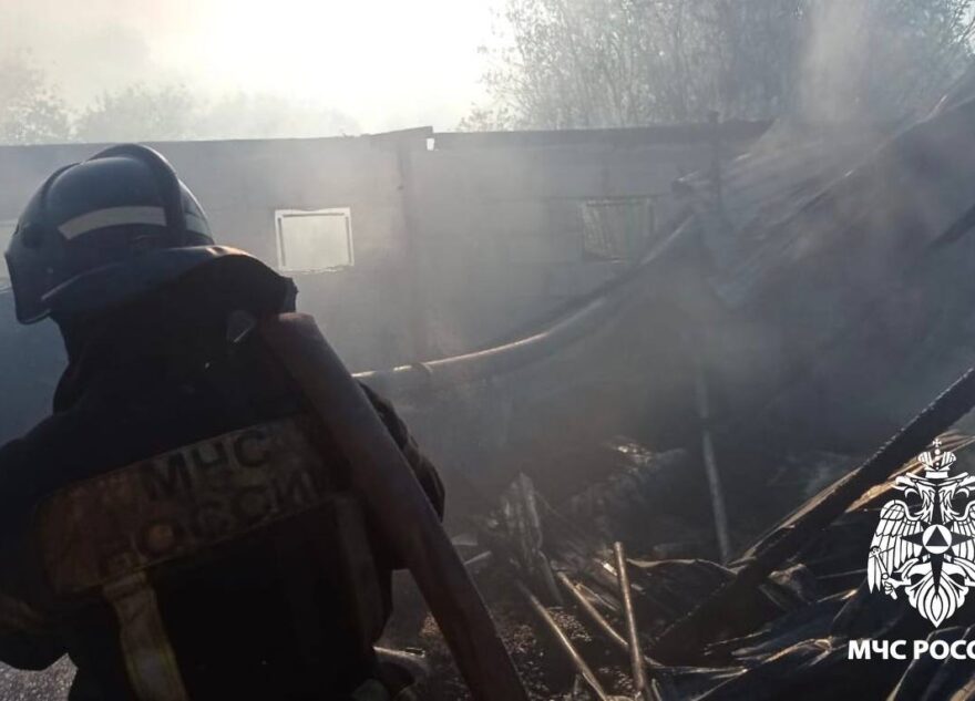 В Твери сотрудники МЧС потушили полыхающие хозяйственные постройки
