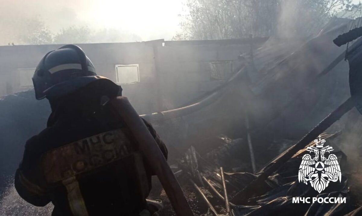 В Твери сотрудники МЧС потушили полыхающие хозяйственные постройки