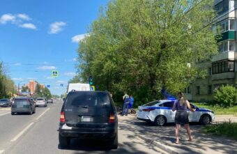 В Твери Мерседес врезался в мопед В Твери Мерседес врезался в мопед