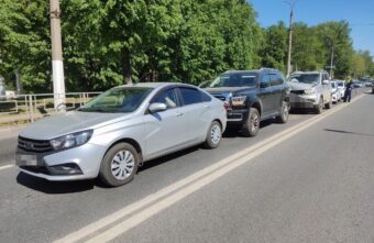 В Твери на Петербургском шоссе столкнулись три автомобиля В Твери на Петербургском шоссе столкнулись три автомобиля
