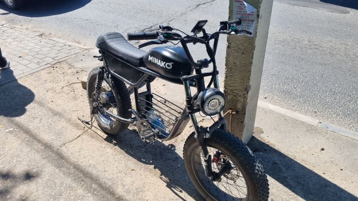 В Твери иномарка сбила на ходу подростка на электровелосипеде