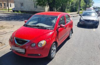 В Твери иномарка сбила на ходу подростка на электровелосипеде В Твери иномарка сбила на ходу подростка на электровелосипеде