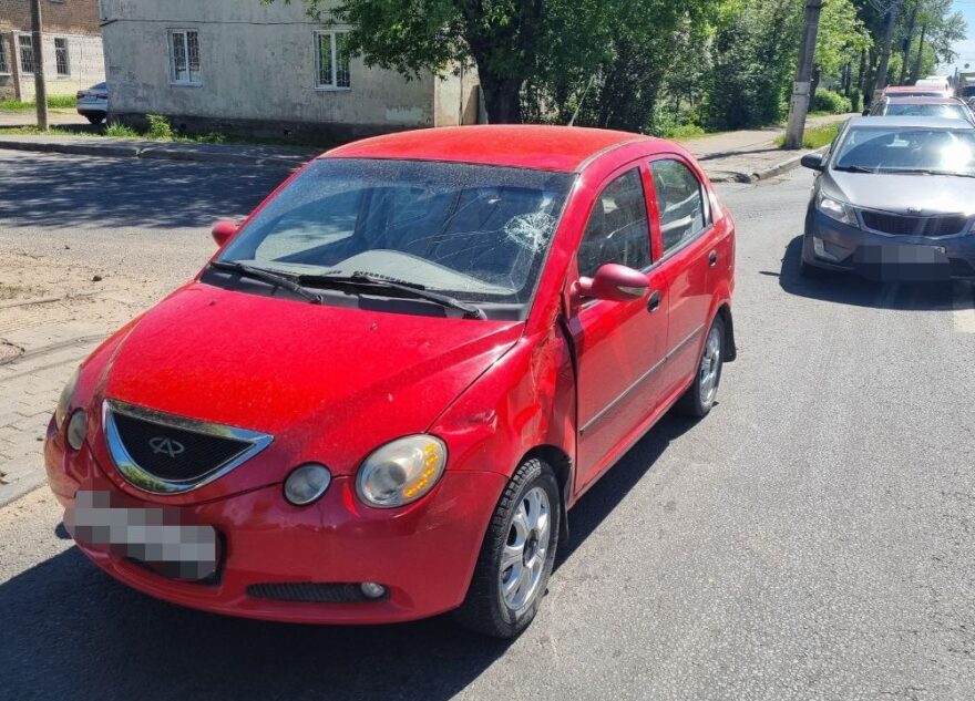 В Твери иномарка сбила на ходу подростка на электровелосипеде