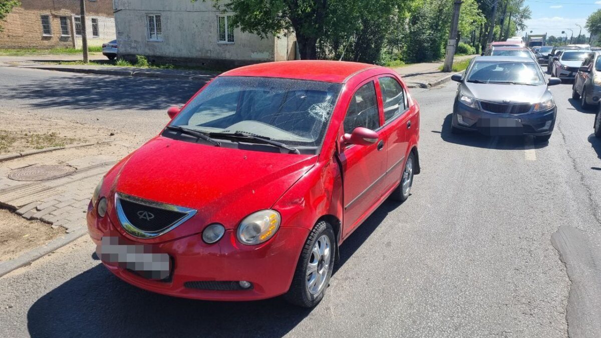 В Твери иномарка сбила на ходу подростка на электровелосипеде