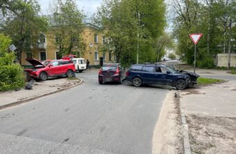 Мужчину доставили в больницу после столкновения двух иномарок в Твери Мужчину доставили в больницу после столкновения двух иномарок в Твери