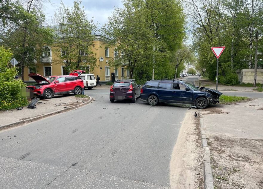 Мужчину доставили в больницу после столкновения двух иномарок в Твери