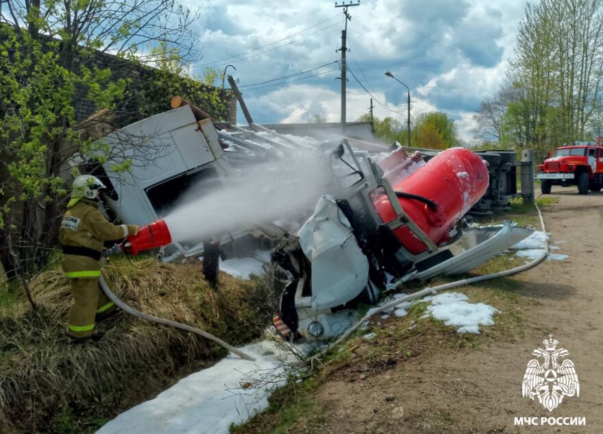 Два человека пострадали в столкновении двух грузовых автомобилей в Тверской области