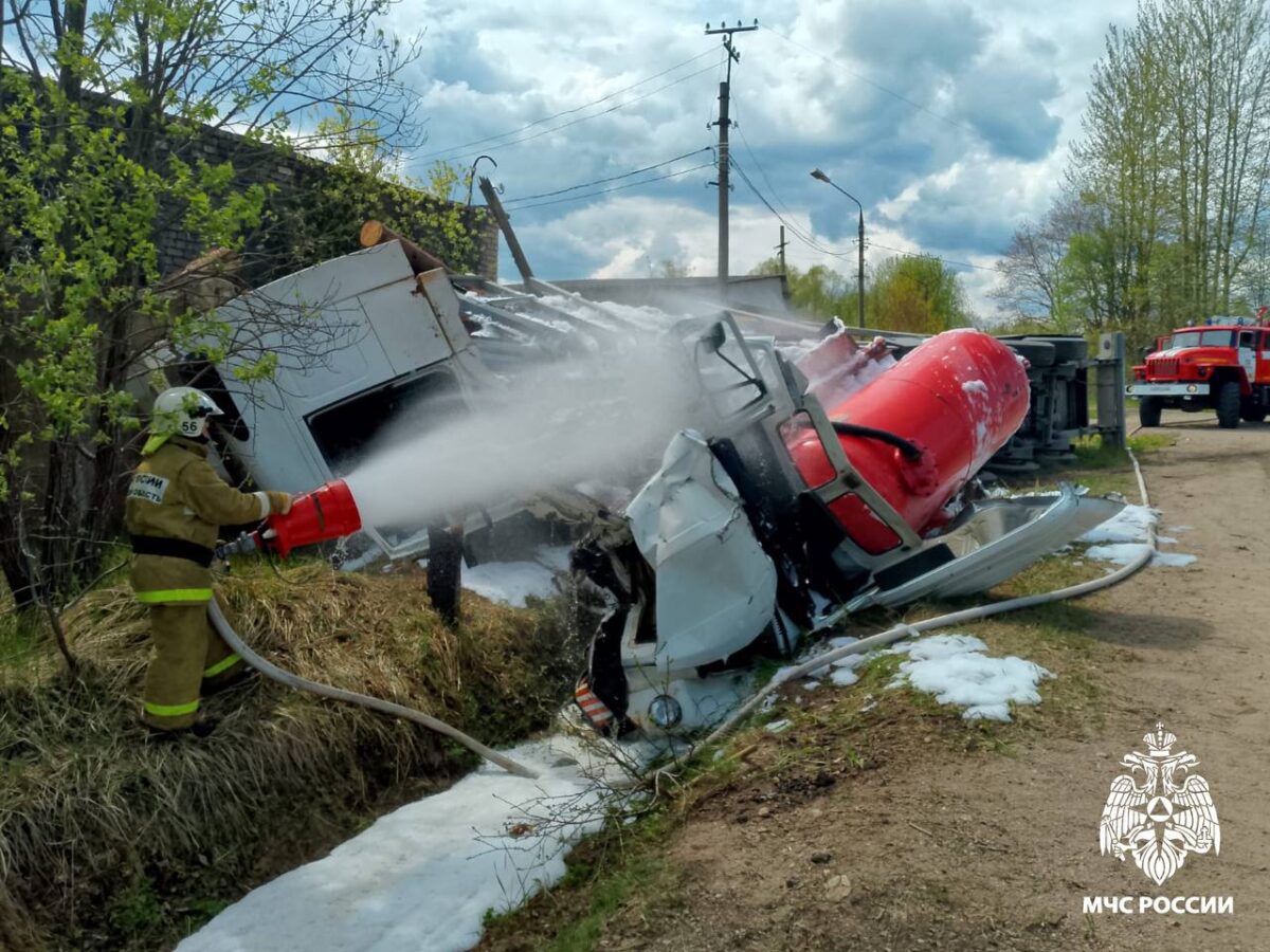 Два человека пострадали в столкновении двух грузовых автомобилей в Тверской  области | ТОП Тверь новости