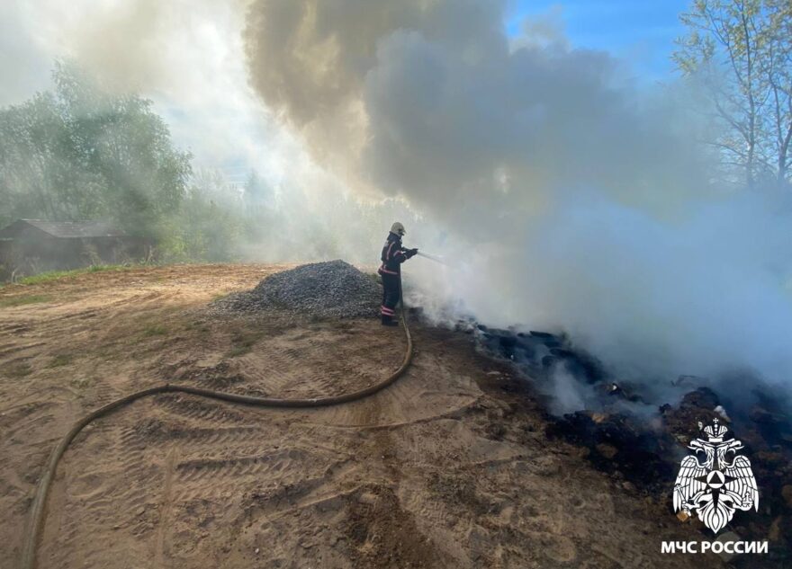 Под Тверью ликвидировали возгорание мусора