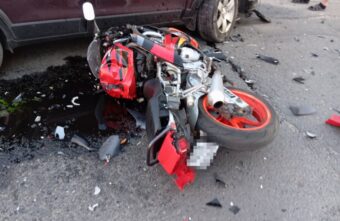 Мотоциклист и несовершеннолетняя девушка попали в больницу после ДТП в Твери Мотоциклист и несовершеннолетняя девушка попали в больницу после ДТП в Твери