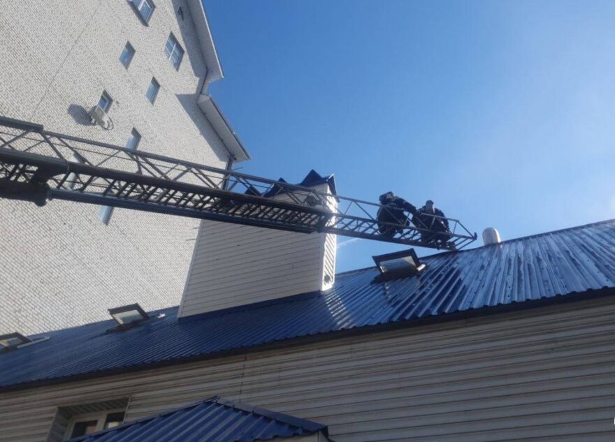 В Твери тушат пожар в административном здании