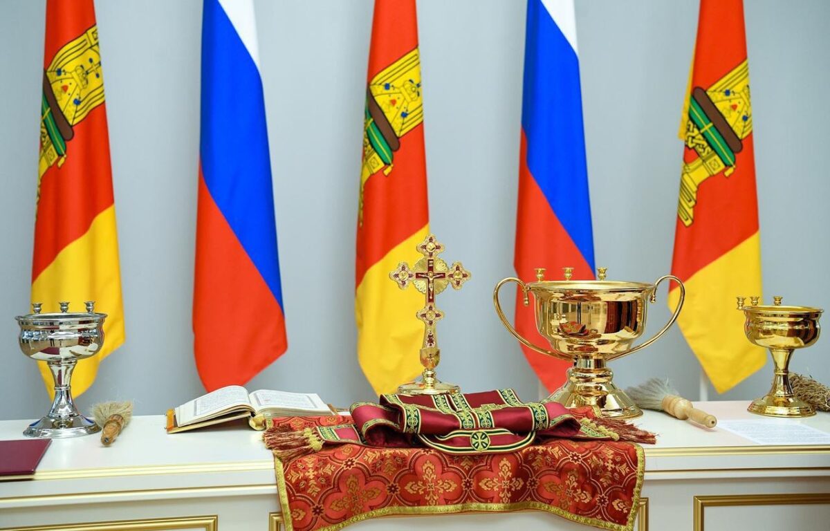 В Твери перед открытием освятили отремонтированное здание правительства