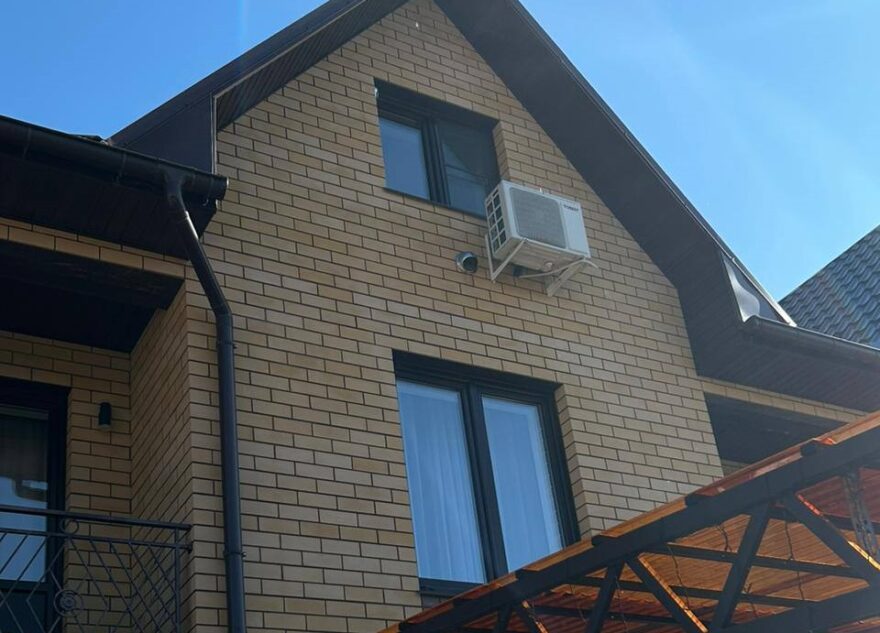 3-летний мальчик выпал из окна дома в деревне под Тверью