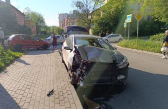 Женщина пострадала в столкновении трёх иномарок в Твери Женщина пострадала в столкновении трёх иномарок в Твери