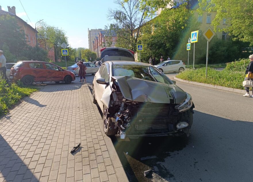 Женщина пострадала в столкновении трёх иномарок в Твери